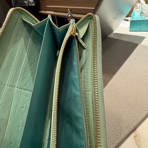 RARE Gucci Ostrich Zippy Wallet! - Picture 4 of 6